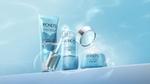 ผลิตภัณฑ์ Hydra Miracle Ultra Light จาก Pond’s จำนวน 3 ชิ้น สีน้ำเงินที่ประดับด้วยสีเงิน ขวดเซรั่มเปิดอยู่ และมองเห็นหลอดหยดได้อย่างชัดเจน