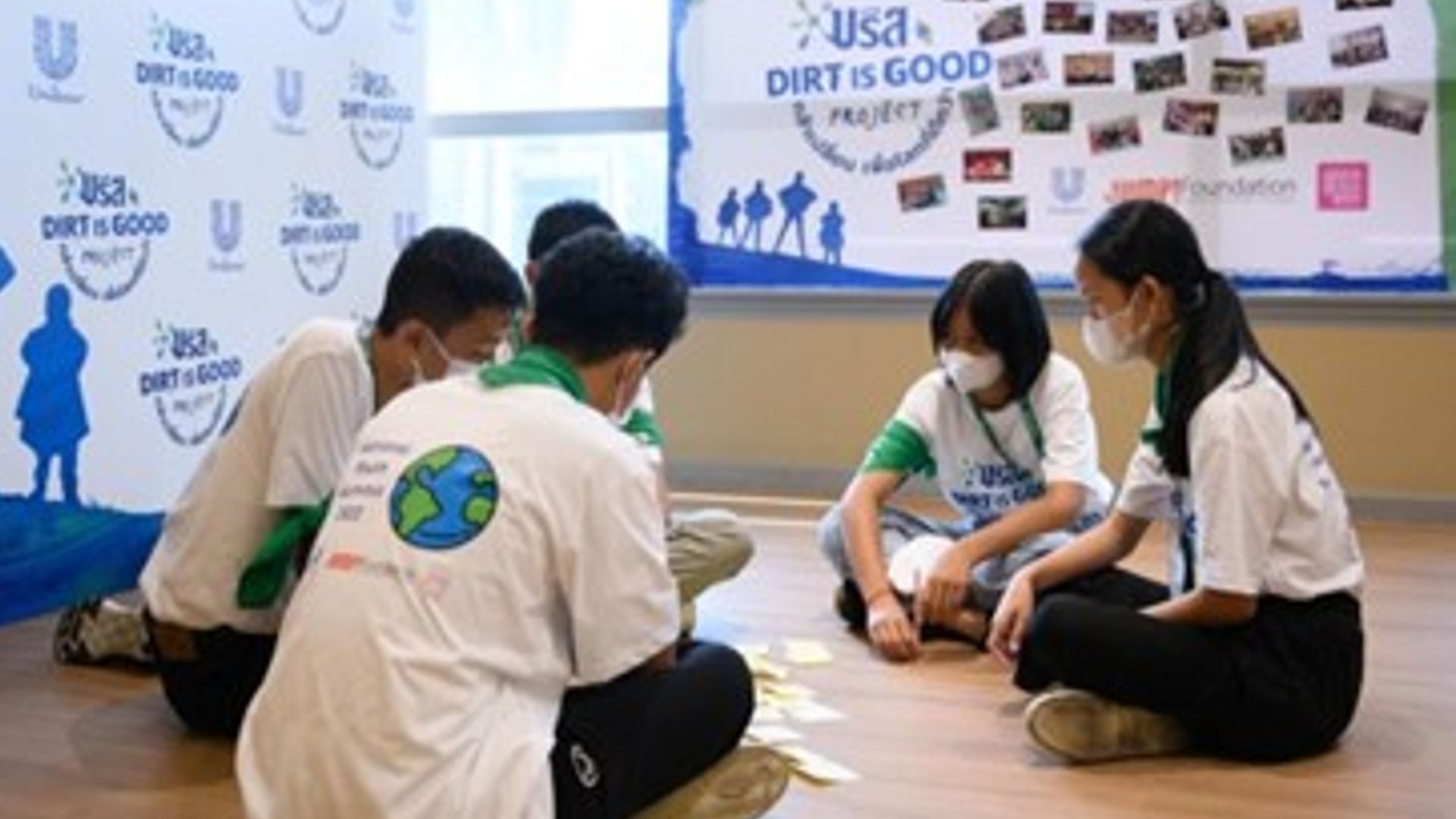 ภาพเยาวชนกำลังจับกลุ่มทำกิจกรรม