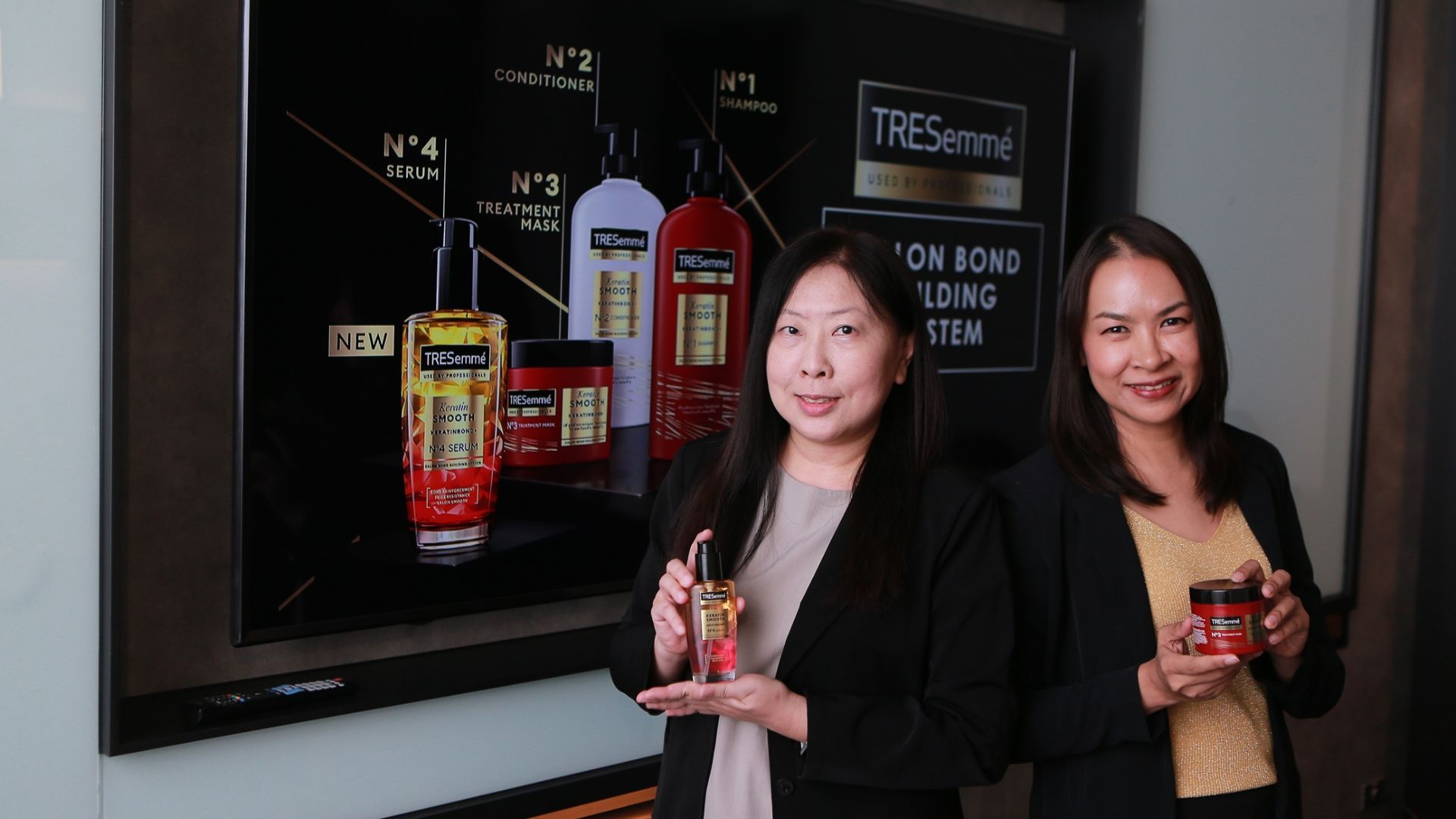 คุณรัตนา ไม้โภคทรัพย์ ผู้จัดการฝ่ายงานวิจัยและพัฒนาผลิตภัณฑ์ความงามและสุขภาพ