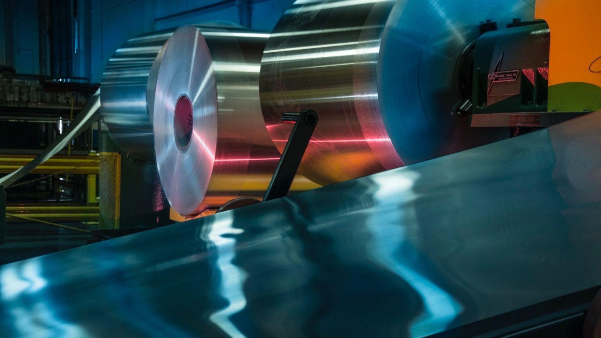 ภาพของโรงงานซึ่งเน้นที่เครื่องจักรการผลิต