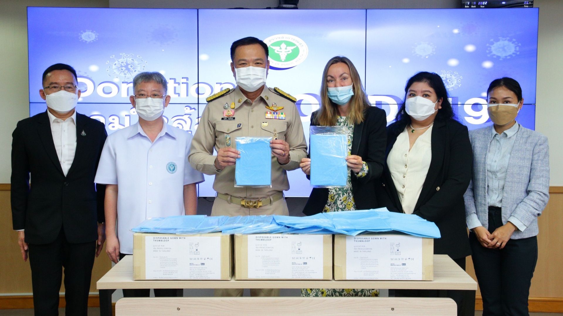  ภาพผู้บริหารของยูนิลีเวอร์บริจาคชุด CPE ให้แก่กระทรวงสาธารณสุข