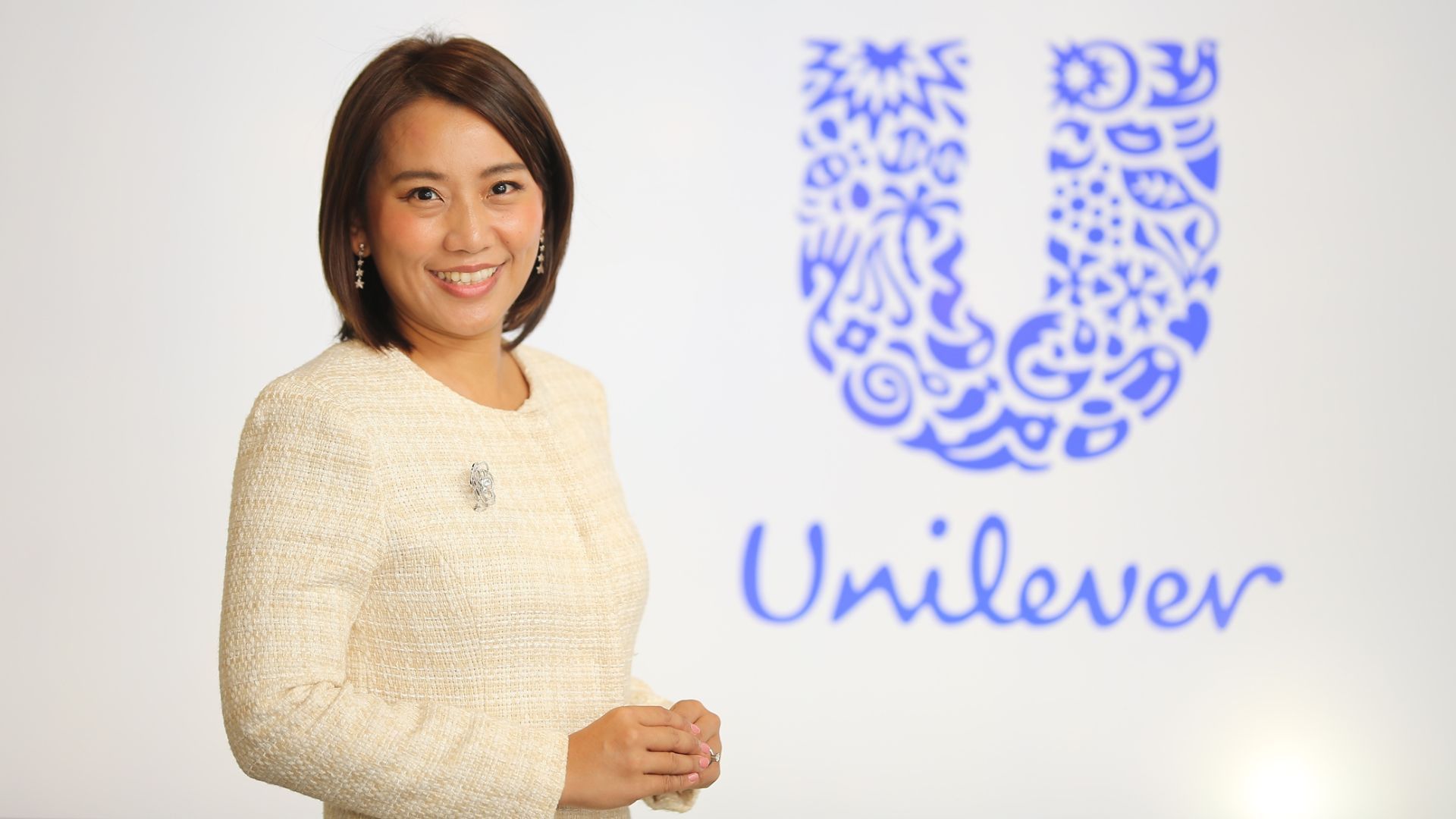 คุณนิดารัตน์ อุไรเลิศประเสริฐ ผู้อำนวยการฝ่ายสื่อสารการตลาดธุรกิจผลิตภัณฑ์ครัวเรือนกลุ่มบริษัทยูนิลีเวอร์ประเทศไทย มาเลเซีย สิงคโปร์ พม่า กัมพูชา และลาว