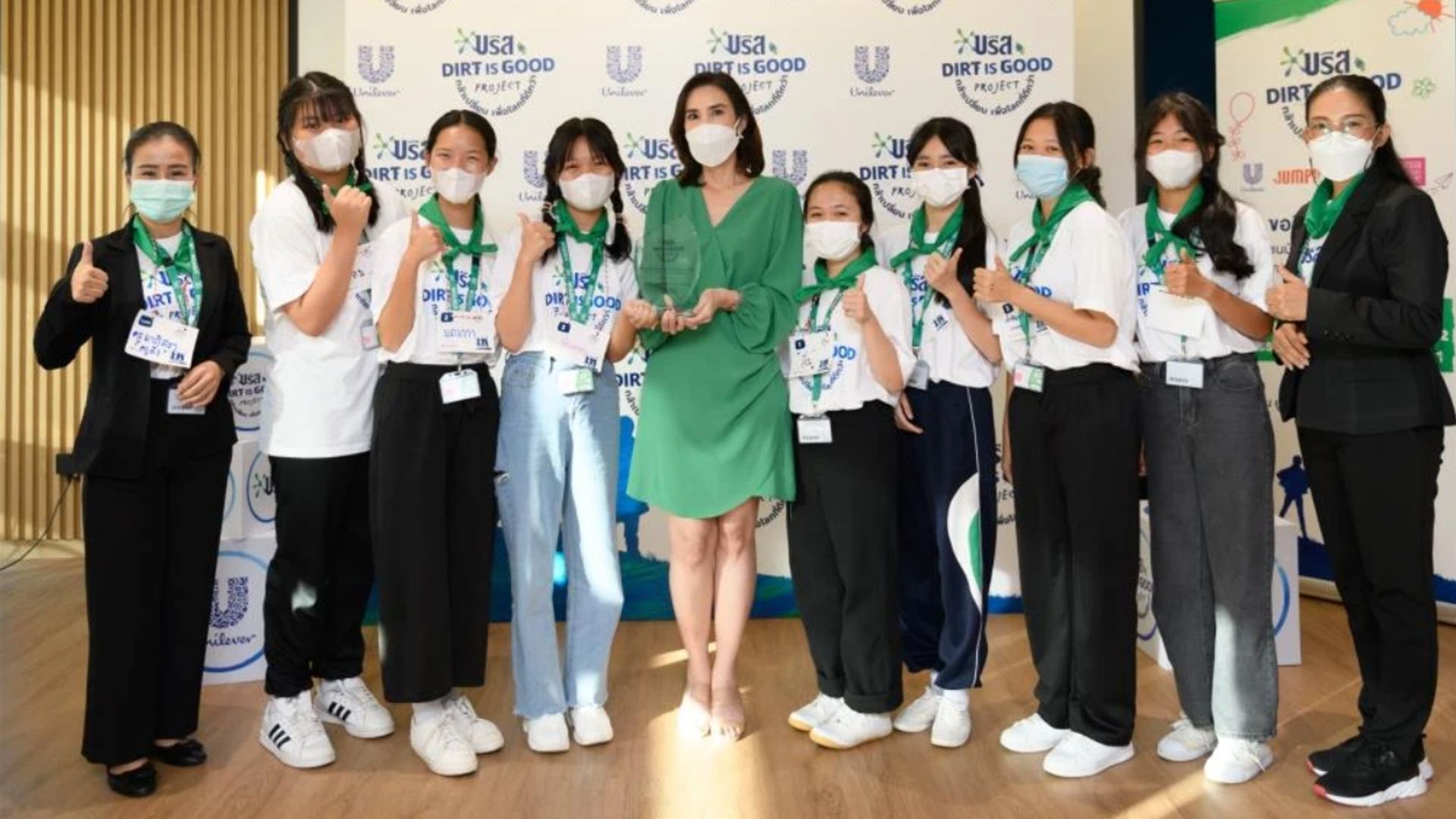 ภาพผู้บริหารยืนถ่ายภาพกับน้องๆเยาวชน