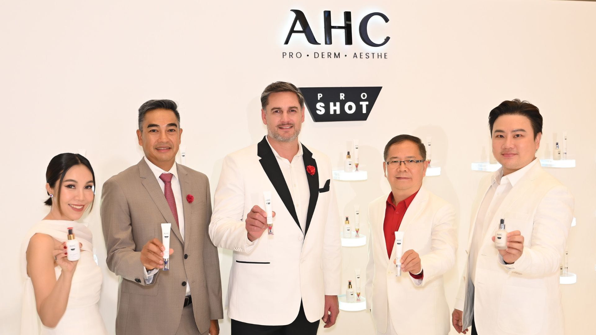 ภาพคุณสเตฟาน คลูเทอ คุณอภิชาติ ศาลิคุปต, คุณสถิรวรรณ เอี่ยมอ่อง ตัวแทนผู้บริหารจากยูนิลีเวอร์ และ คุณพสิษฐ์ มั่นคงขันติวงศ์ คุณเนติ มีนมณี จากวัตสันส์ ถ่ายภาพรวมที่งานเปิดตัวแบรนด์ AHC