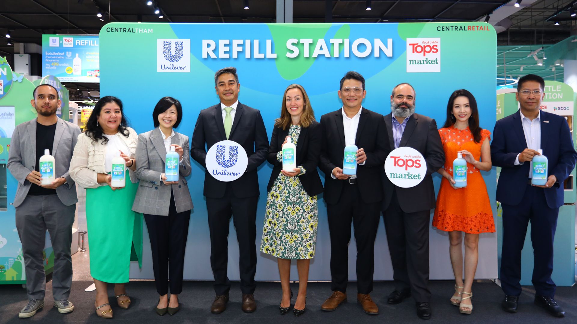 ภาพผู้บริหารยูนิลีเวอร์และท็อปส์เปิดตัวรีฟิลสเตชั่น