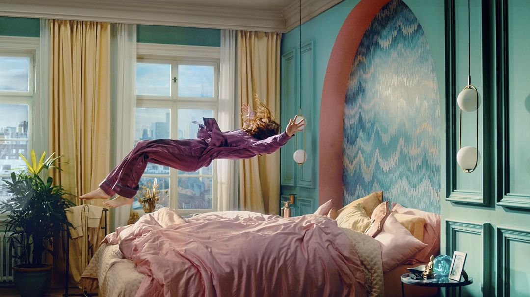 คนกำลังตกลงบนเตียง