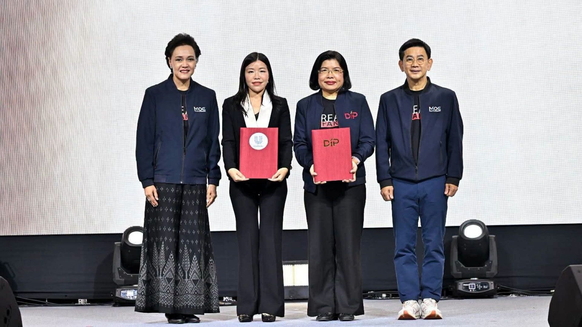 อริสา บำรุงสุข ผู้อำนวยการฝ่ายกฎหมาย กลุ่มบริษัท ยูนิลีเวอร์ ประเทศไทย ร่วมพิธีลงนามบันทึกข้อตกลงความร่วมมือ คุ้มครองทรัพย์สินทางปัญญาบนอินเทอร์เน็ต