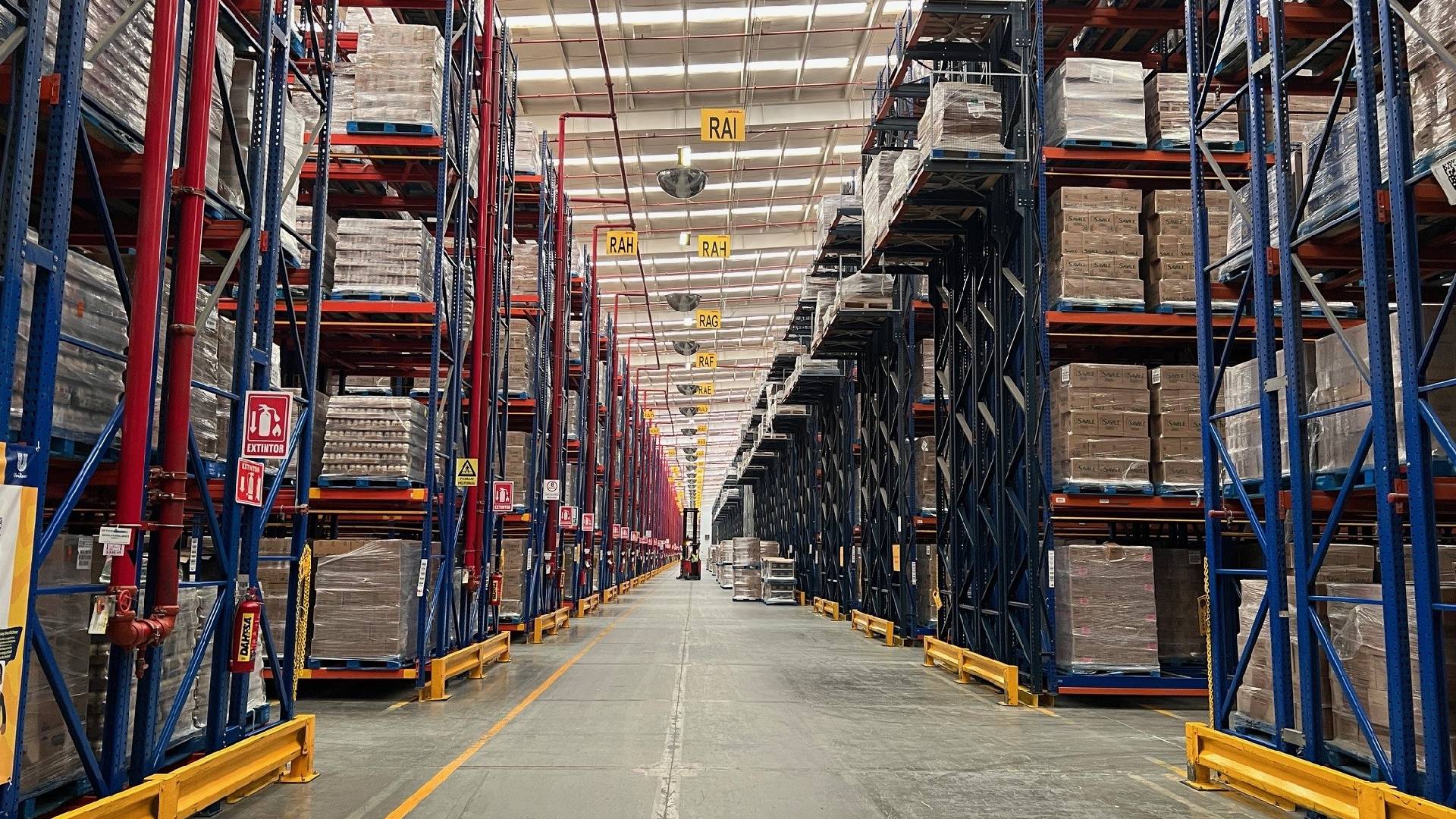 คลังสินค้าของลูกค้าที่มีผลิตภัณฑ์บนชั้นวาง