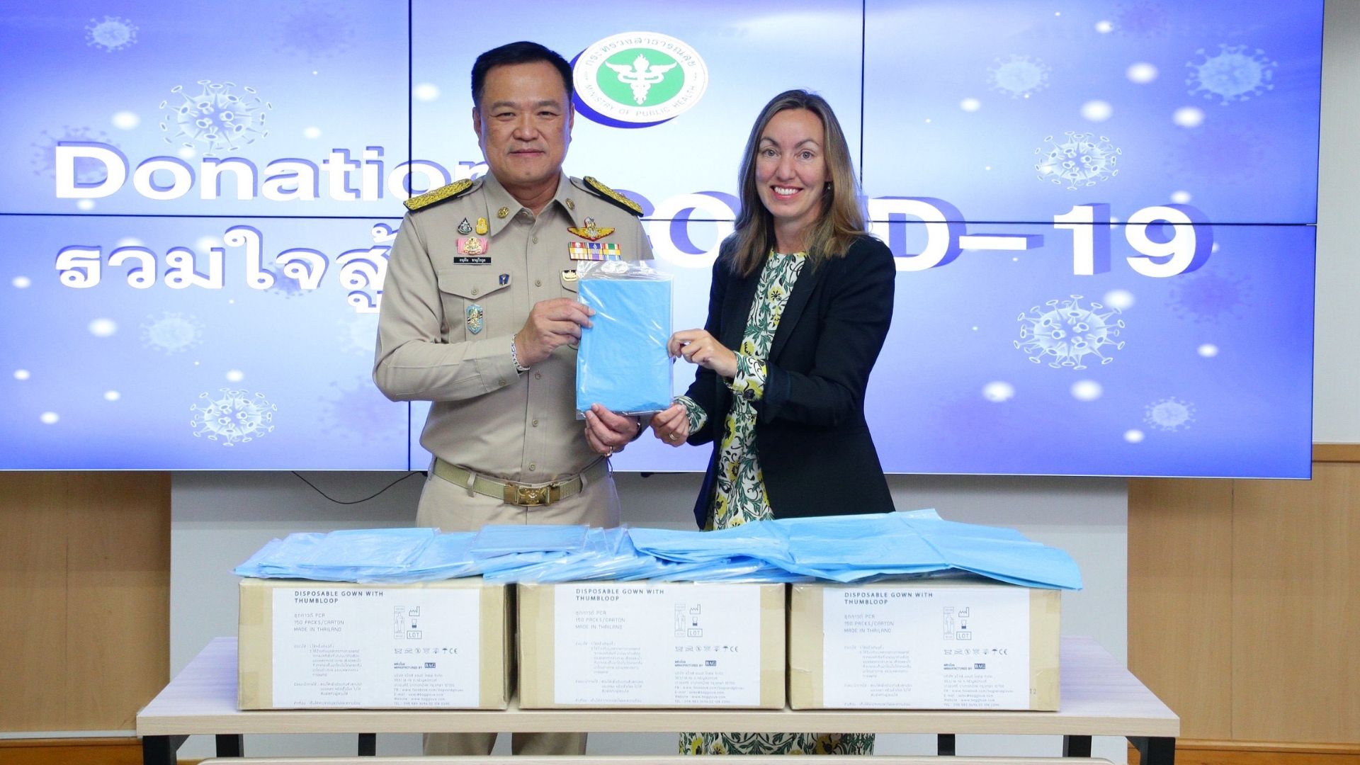 ภาพผู้บริหารของยูนิลีเวอร์บริจาคชุด CPE ให้แก่กระทรวงสาธารณสุข