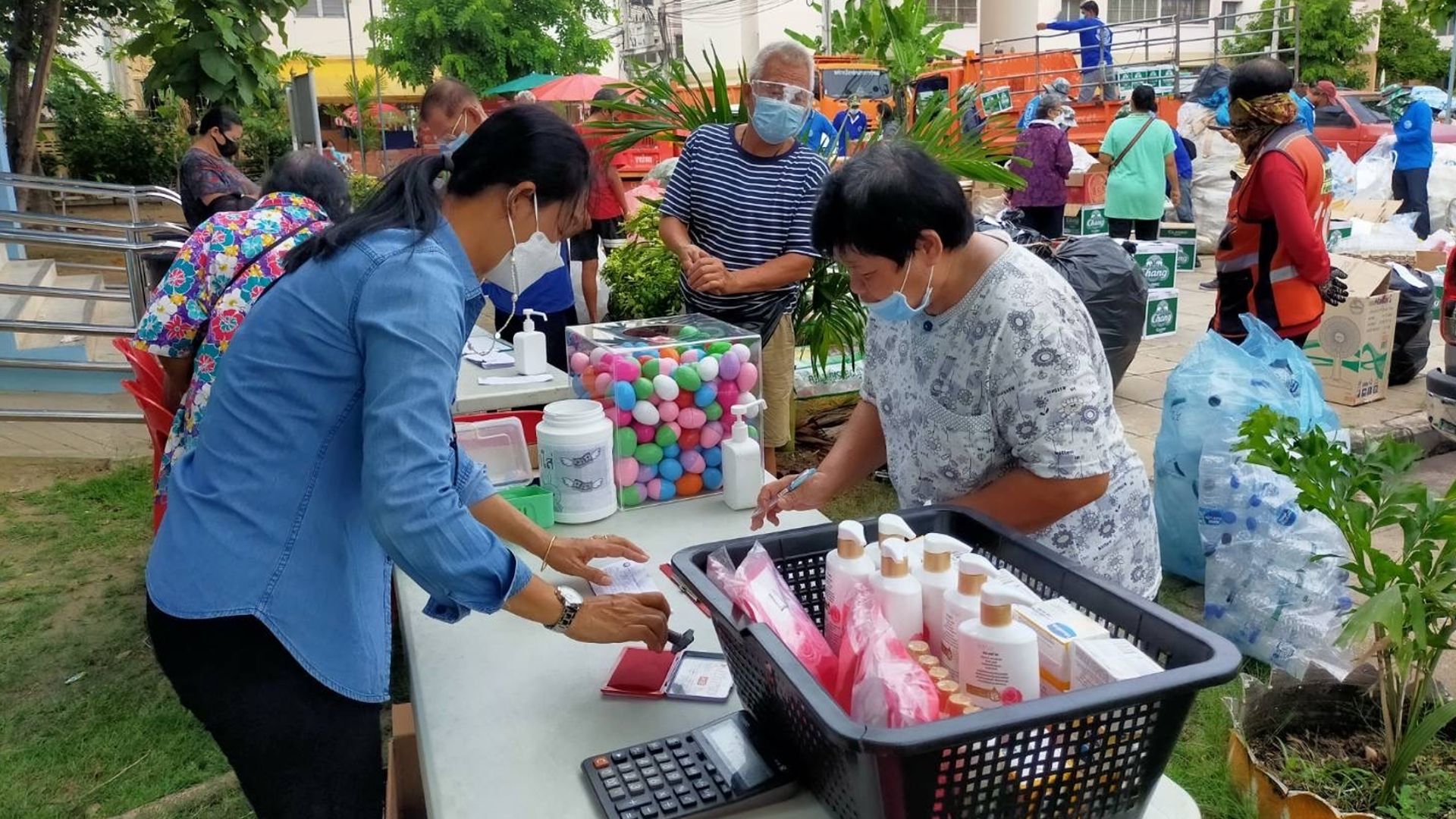 ภาพคนในชุมชนนำขยะมาแลกผลิตภัณฑ์ยูนิลีเวอร์ในโครงการแยกดีมีแต่ได้ 