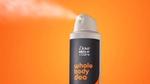 สเปรย์ระงับกลิ่นทั่วร่างกาย Dove Men+Care บนพื้นหลังสีส้ม