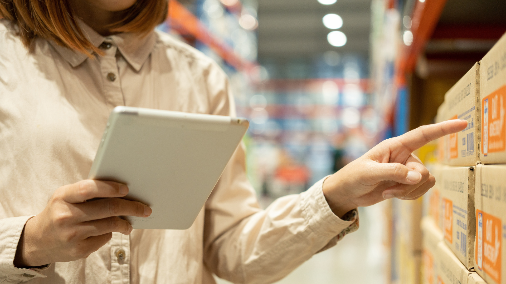 มือคนกำลังแตะที่หน้าจอโทรศัพท์มือถือเพื่อเปิดแอปและสั่งซื้อสินค้าปลีก