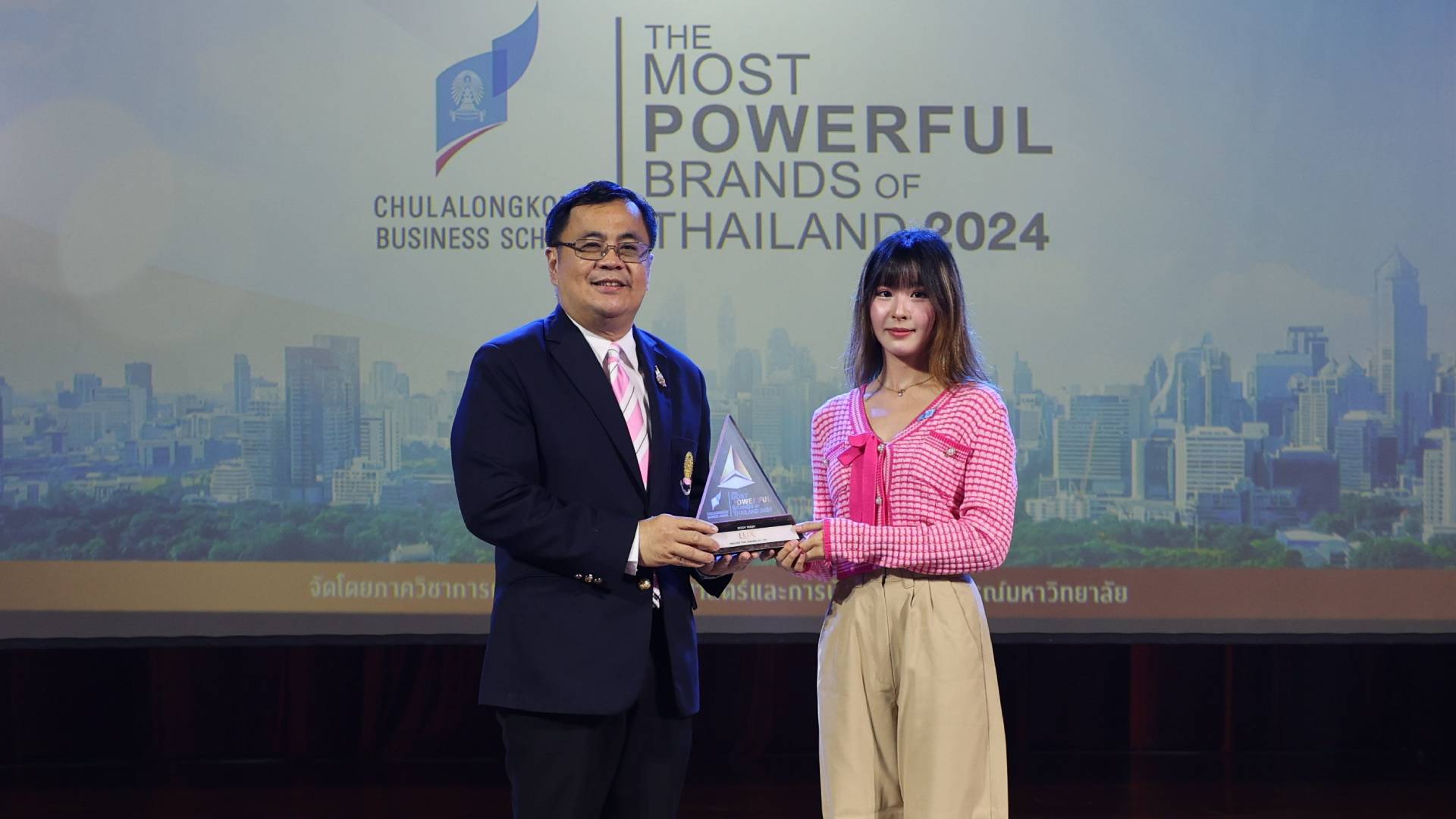 ตัวแทนจากยูนิลีเวอร์ประเทศไทยรับรางวัลสุดยอดแบรนด์ทรงพลัง The Most Powerful Brand of Thailand 2024