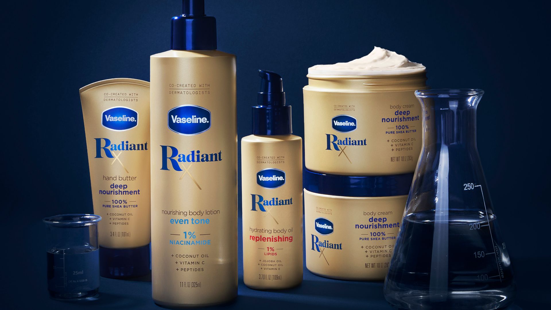 ผลิตภัณฑ์จากคอลเลกชัน Radiant X ของวาสลีน ได้แก่โลชั่นบำรุงผิวและน้ำมันบำรุงผิวให้ความชุ่มชื้น บรรจุภัณฑ์เป็นสีทองโดยมีพื้นหลังสีน้ำเงินเข้ม