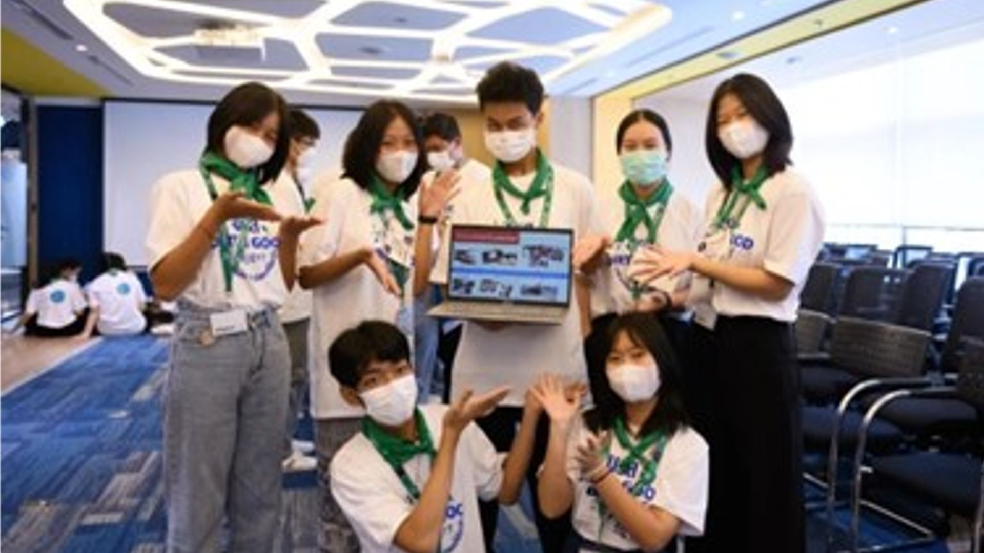 ภาพเยาวชน 7 คนถ่ายภาพหมู่