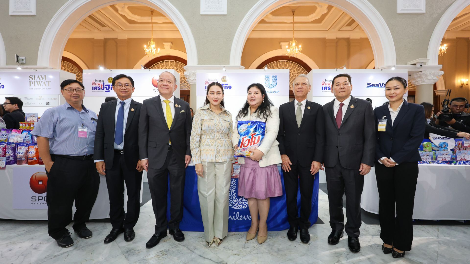 ณัฏฐิณี เนตรอำไพ ที่ปรึกษาอาวุโสส่วนองค์กรสัมพันธ์ ตัวแทนจากยูนิลีเวอร์ ประเทศไทย ในงาน โครงการฟื้นฟูเศรษฐกิจของรัฐบาลไทย พร้อมนายกรัฐมนตรี น.ส.แพทองธาร ชินวัตร และ รัฐมนตรีว่าการกระทรวงพาณิชย์ นายพิชัย นริพทะพันธุ์