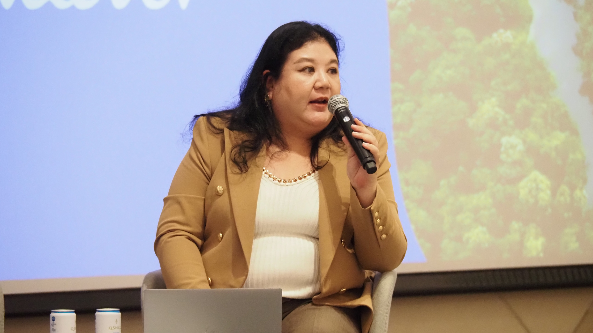 คุณณัฏฐิณี เนตรอำไพ ที่ปรึกษาอาวุโสส่วนองค์กรสัมพันธ์ ได้เข้าร่วมการเสวนา Sustainable Business Forum ในหัวข้อ Business Action to Achieve Net Zero Target ในการประชุมวิชาการสิ่งแวดล้อมระดับชาติ ครั้งที่ 4