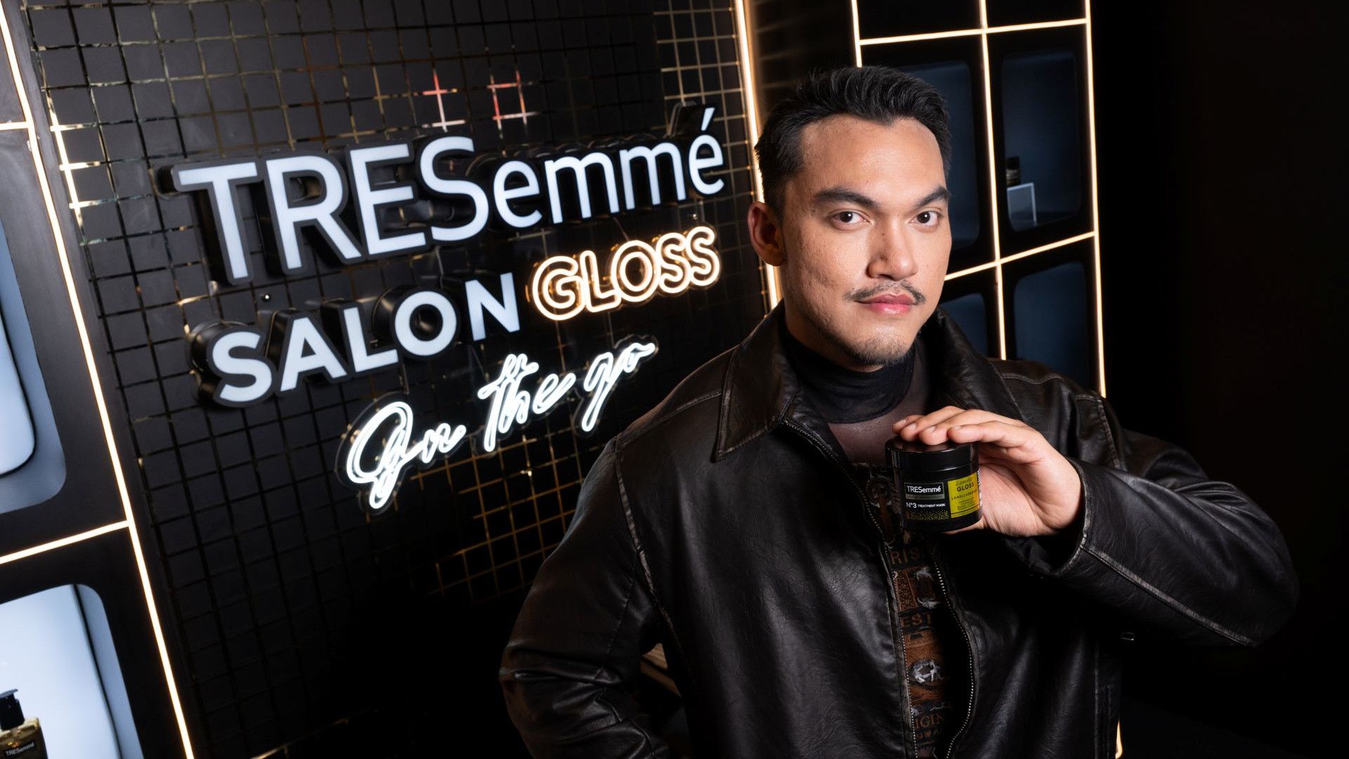 คุณ Alexandul หรือ ดุล-ณศิษฏ์ วันขวัญ แฮร์สไตลิสต์ชื่อดัง