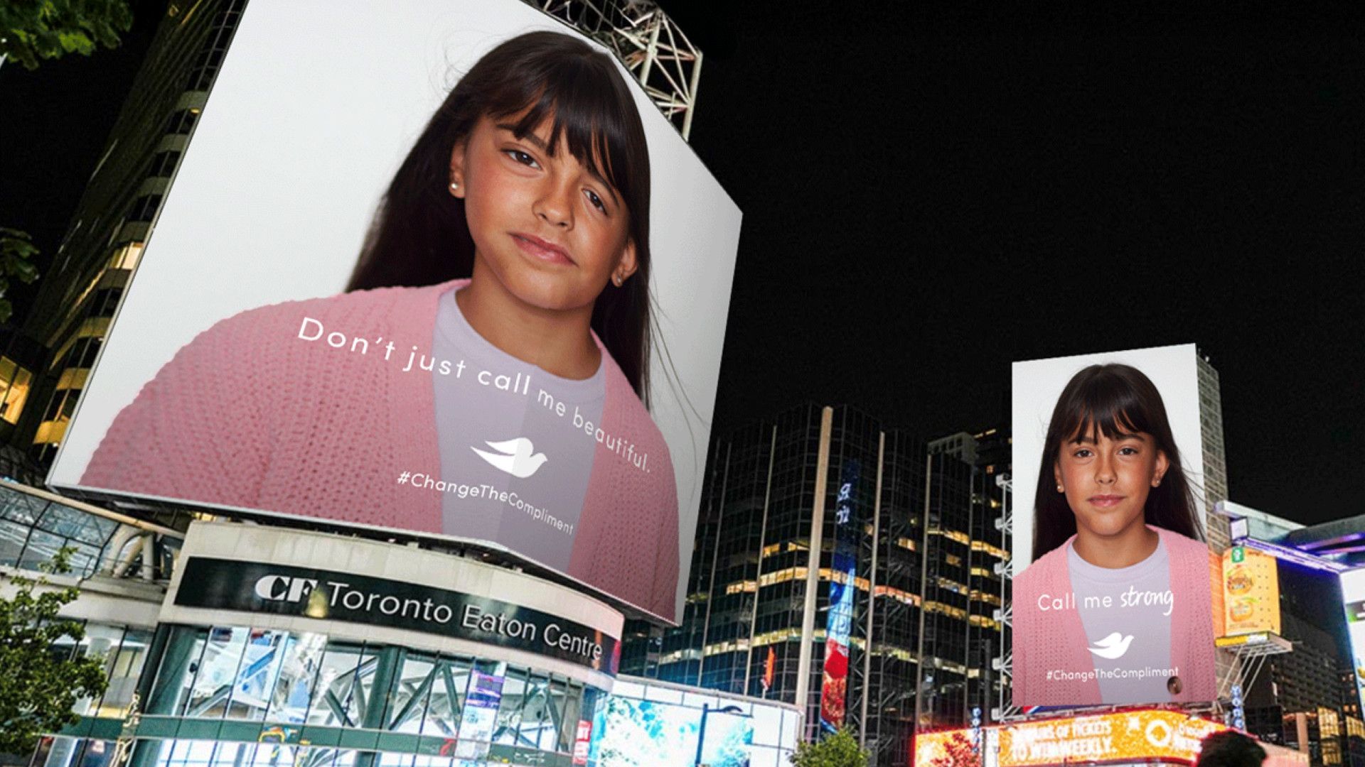 ภาพหญิงสาวบนป้ายโฆษณาที่ด้านหนึ่งมีข้อความว่า “อย่าแค่เรียกฉันว่าคนสวย” และอีกด้านหนึ่งเขียนว่า “เรียกฉันว่าคนเก่ง”