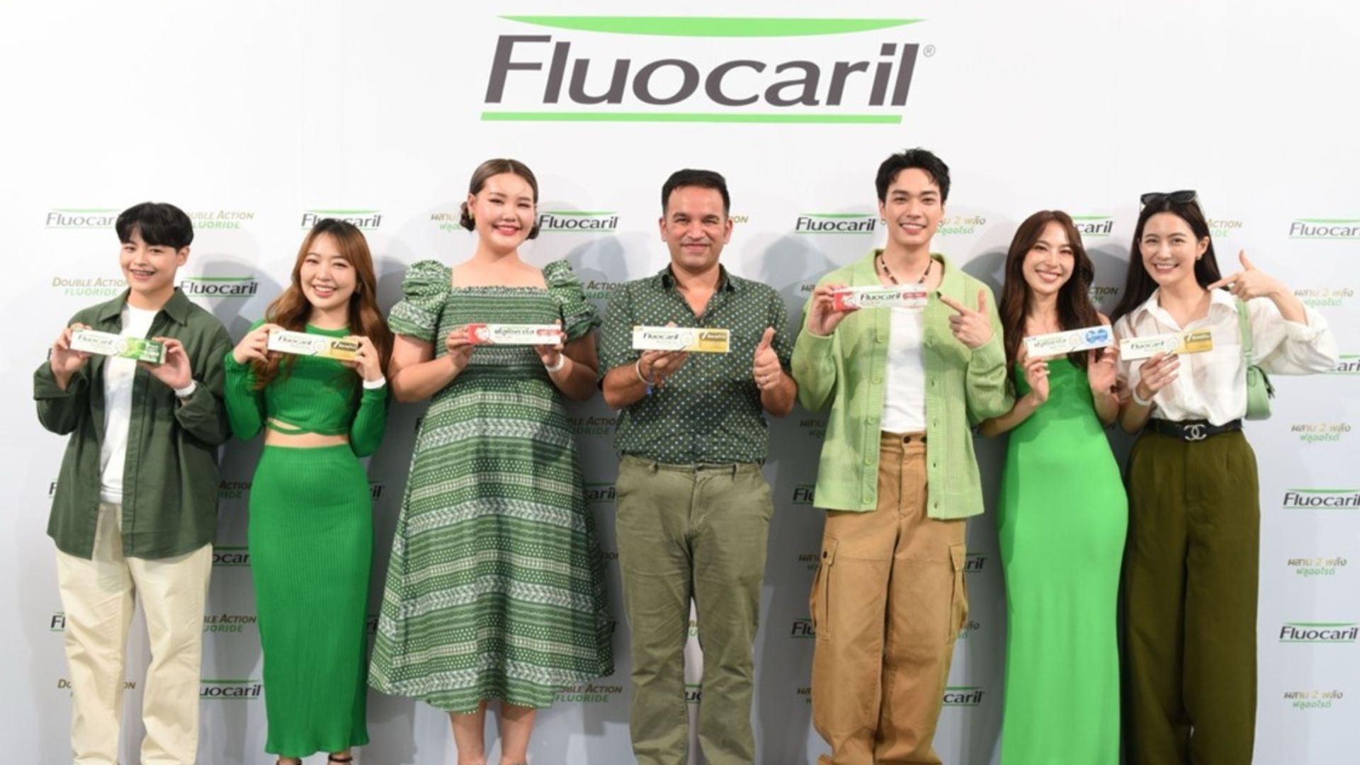 ภาพคน 7 คนยิ้มกว้างพร้อมถือผลิตภัณฑ์ฟลูโอคารีล รวมถึง นายอาซีม ปูรี ประธานเจ้าหน้าที่บริหาร ยูนิลีเวอร์ อินเตอร์เนชั่นแนล และศุภนิ-ศุภนิดา จูจะนะ ทันตแพทย์เจ้าของช่อง TikTok ชื่อดัง, มายด์-ณัฏฐ์กานต์ วัฒนกุลชัย, โบว์-กัญญารัตน์ ปิยะนันทสมดี, โอบ-โอบนิธิ วิวรรธนวรางค์, ดรีม-อภิชญา พานิชตระกูล, ฟรัง-นรกุล เกตุประภากร
