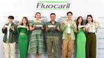 ภาพคน 7 คนยิ้มกว้างพร้อมถือผลิตภัณฑ์ฟลูโอคารีล รวมถึง นายอาซีม ปูรี ประธานเจ้าหน้าที่บริหาร ยูนิลีเวอร์ อินเตอร์เนชั่นแนล และศุภนิ-ศุภนิดา จูจะนะ ทันตแพทย์เจ้าของช่อง TikTok ชื่อดัง, มายด์-ณัฏฐ์กานต์ วัฒนกุลชัย, โบว์-กัญญารัตน์ ปิยะนันทสมดี, โอบ-โอบนิธิ วิวรรธนวรางค์, ดรีม-อภิชญา พานิชตระกูล, ฟรัง-นรกุล เกตุประภากร