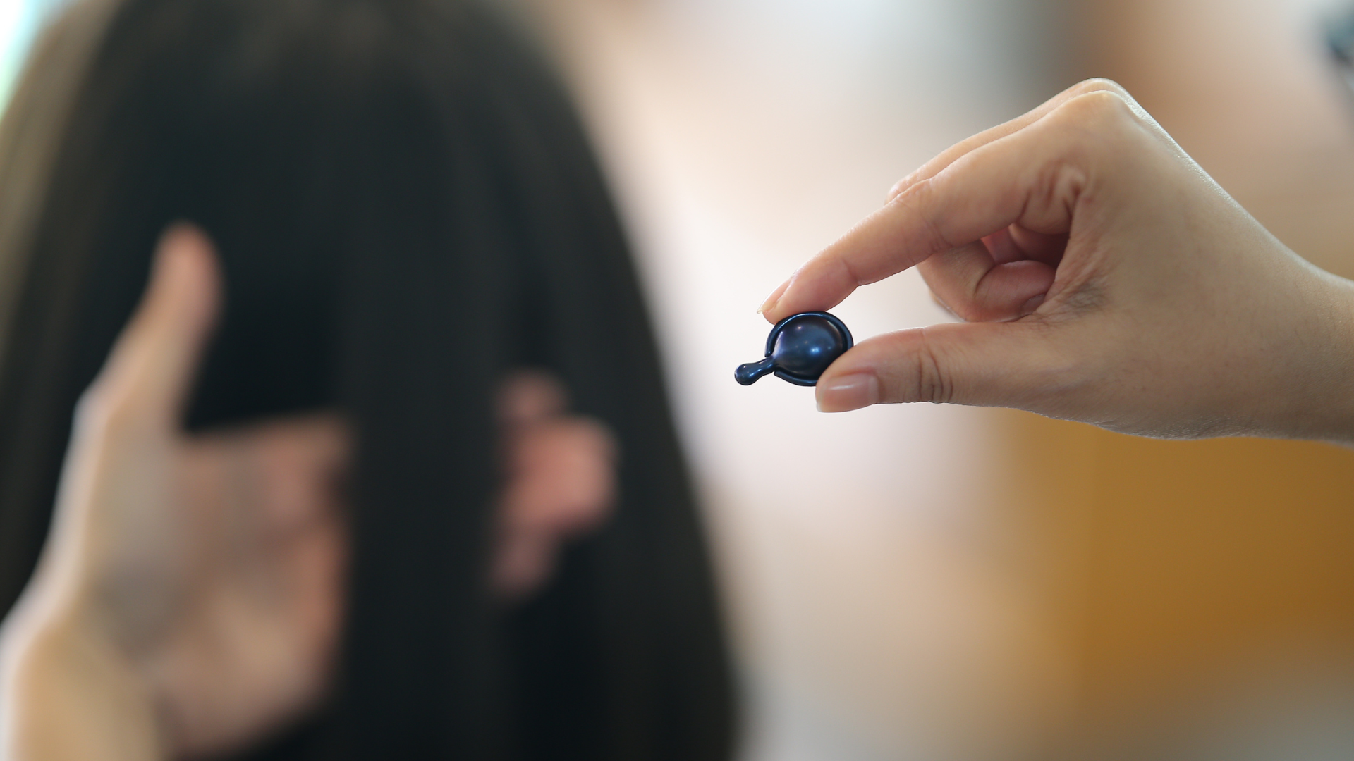 รูปภาพแสดงถึงการใช้โดฟอินเทนซ์ รีแพร์ เดลี่ แฮร์ วิตามิน