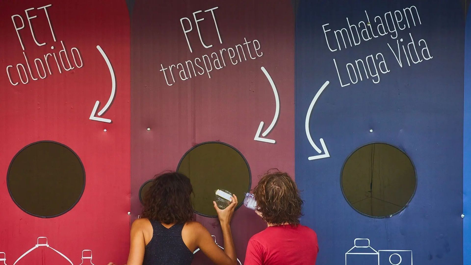 ผู้หญิงแยกขยะพลาสติกเพื่อป้องกันปัญหาขยะพลาสติกทั่วโลก