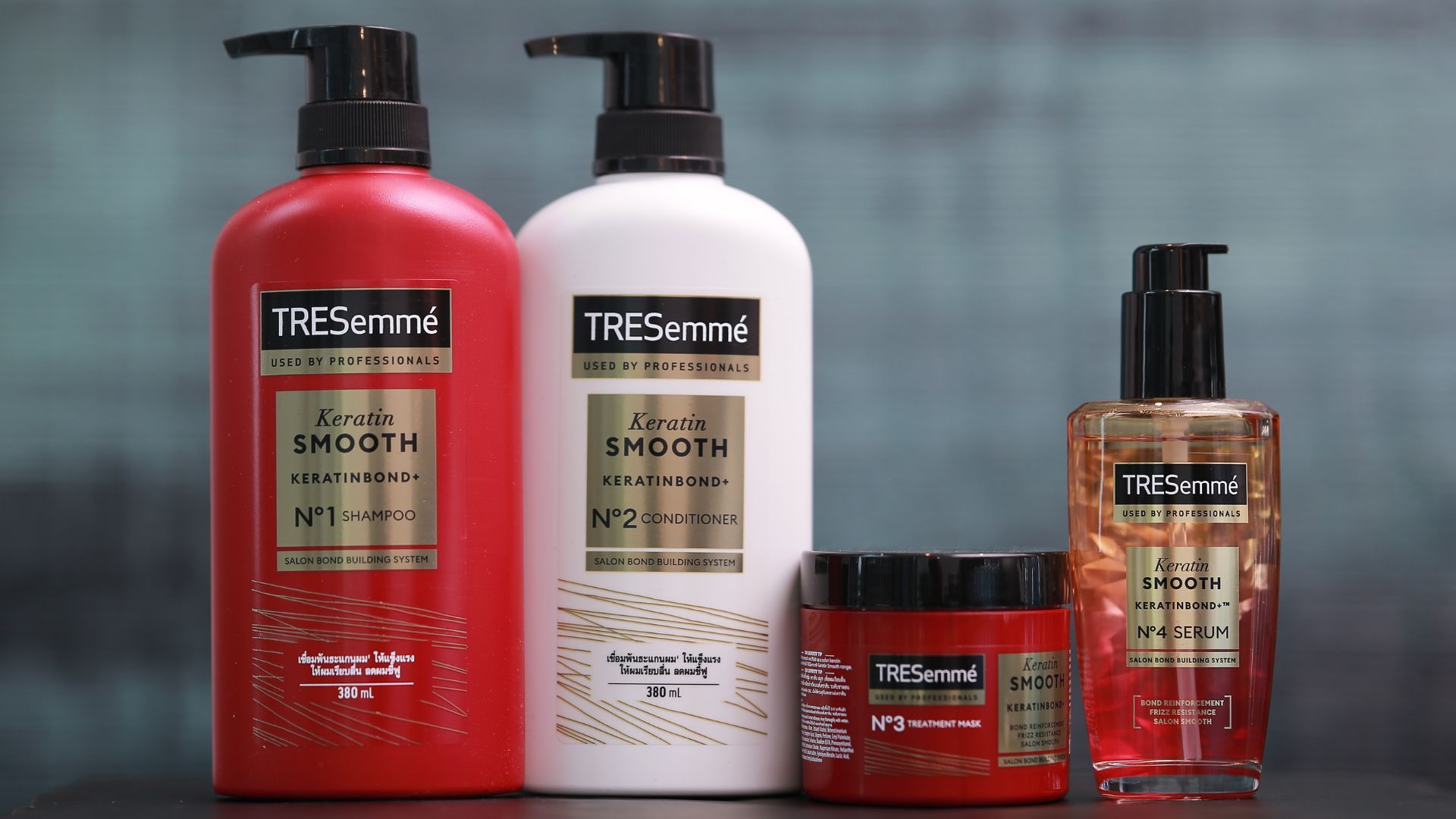 ผลิตภัณฑ์บำรุงเส้นผมรุ่น TRESemmé Keratin Smooth BONDPLEX+