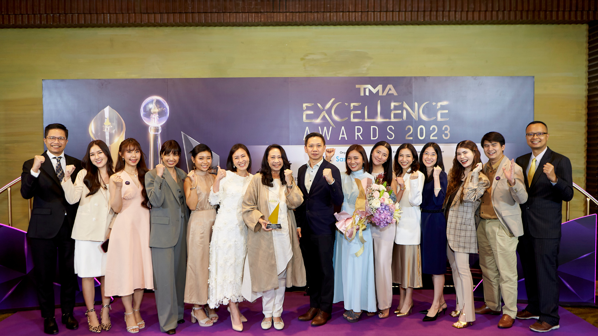 ผู้บริหารของยูนิลีเวอร์ประเทศไทยฉลองในงานรับรางวัลความเป็นเลิศด้านดิจิทัล