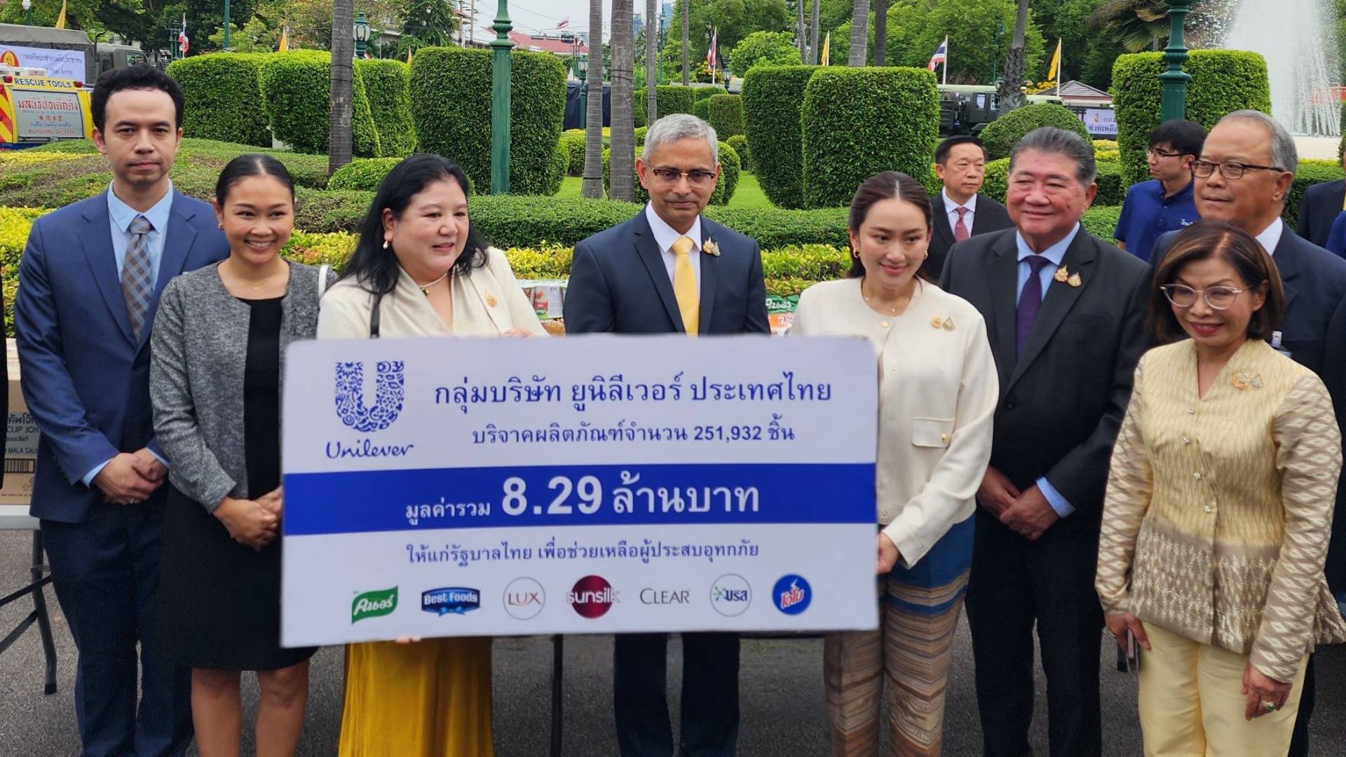 นายอันชุล อะซาวา ประธานบริหารกลุ่มบริษัทยูนิลีเวอร์ ประเทศไทย เป็นตัวแทนบริจาคช่วยเหลือผู้ประสบภัยน้ำท่วมให้กับ แพทองธาร ชินวัตร นายกรัฐมนตรี เป็นประธานในงาน “ประสานพลัง ประสานใจ” ณ ตึกสันติไมตรี (หลังนอก) ทำเนียบรัฐบาล