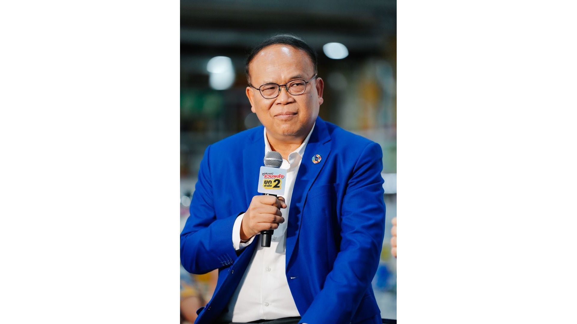 ดร. วิจารย์ สิมาฉายา ผู้อำนวยการสถาบันสิ่งแวดล้อมไทยและเลขาธิการองค์กรธุรกิจเพื่อการพัฒนาอย่างยั่งยืน กล่าวบนเวทีในงานรวมพลังยกระดับคุณภาพชีวิตอย่างยั่งยืน