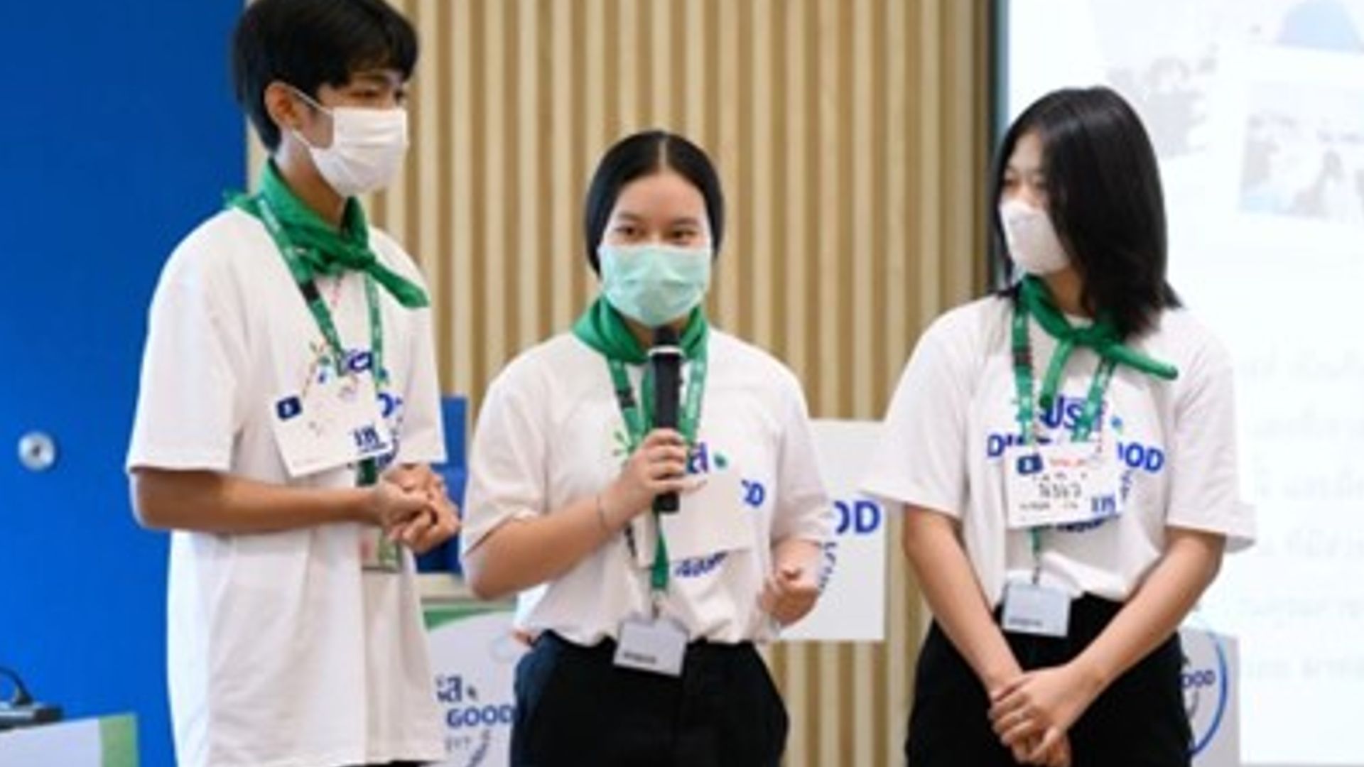 ภาพเยาวชนสามคนกำลังยืนพูด